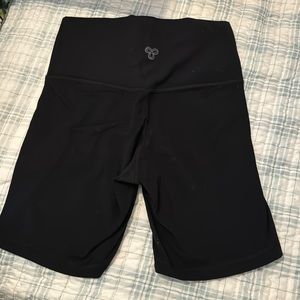 Aritzia biker shorts black size medium